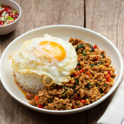 ข้าวกล่องผัดกระเพรา มีบรรจุภัณฑ์ใดที่เหมาะสมกับเมนูยอดฮิตของคนไทย